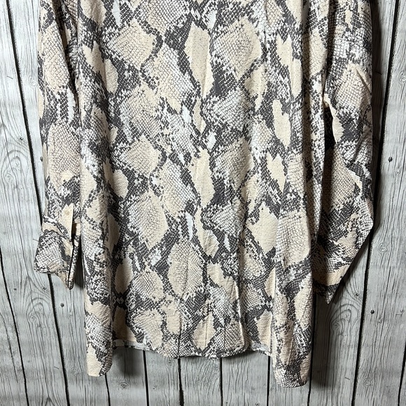 H&M snake print long button front tie front top size small - Picture 12 of 12